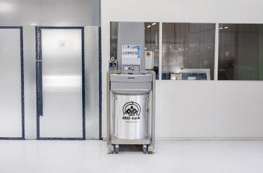 compacteur en acier dans une arrière-salle