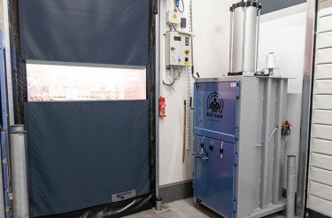 presse à balles pour déchets dans les zones de service d’un restaurant