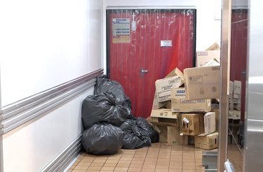 des déchets bloquent une porte rouge dans un restaurant