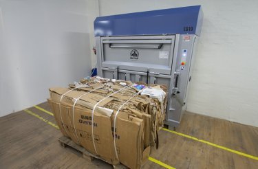 Presse à balles électrique avec balle de carton